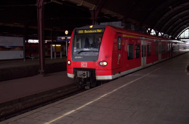 Am 28.03.2005 stand der ET 425 079 mit der BR 33  Rhein-Niers-Bahn  in Mnchengladbach.