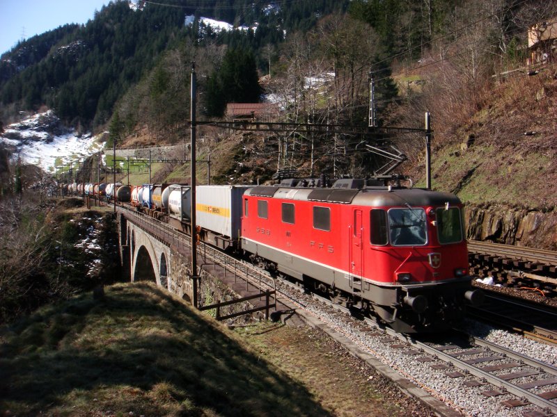 Am 28.03.2008 leistete die Re 4/4 II 11177 Stossdienst am Gotthard.Das Bild entstand bei Intschi zwischen Gurtnellen und Amsteg.