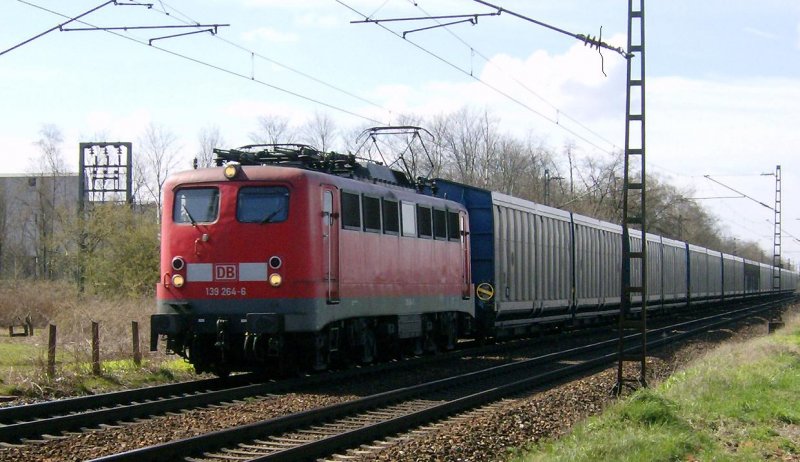 Am 28.03.2008 unterquert 139 264 ( Ex 110 264 ) in krze die Autobrcke bei Muggensturm.