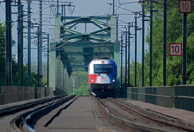 Am 28.04.2009 war die 1216 226  Lnderlok Tschechien  vor dem EC 172  Vindobona  nach Hamburg-Altona. Die Aufnahme entstand beim berqueren der Donaubrcke zwischen Praterkai und Lobau.