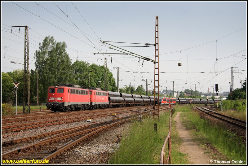Am 28.05.08 bespannen 140 788 und 140 838 den Gaspipeline-Zug von M�lheim/Ruhr nach Freiberg/Sa. Hier verl�sst der imposante Train den Hauptbahnhof Chemnitz. Fast h�tte mir der im Hintergrund ersichtliche Desiro das Bild versaut - noch mal Gl�ck gehabt!