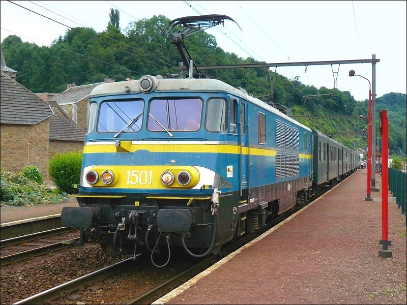 Am 28.06.08 hatte der belgische Verein PFT (Patrimoine Ferroviaire et Tourisme a.s.b.l.) eine Abschiedsfahrt f�r die BR 15 in Form eines Sonderzuges organisiert. Hier steht E-Lok 1501 mit M2 Wagen im Bahnhof von Poulseur. (Hans)