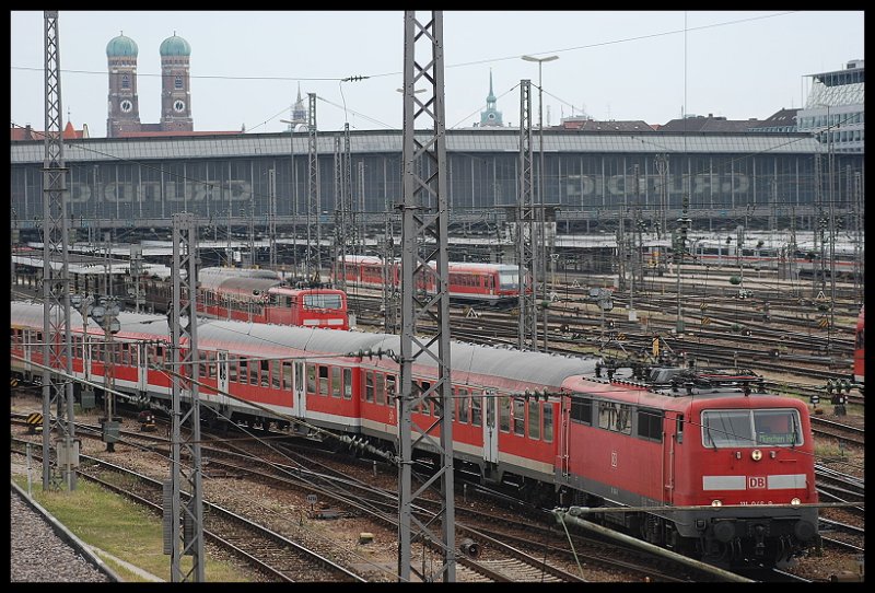 Am 28.07.07 Um 12:34 Tummelt Sich Einiges Im Vordergrund Eine 111er Und Im Hintergrund Mnchens Wahrzeichen Die Frauenkirche