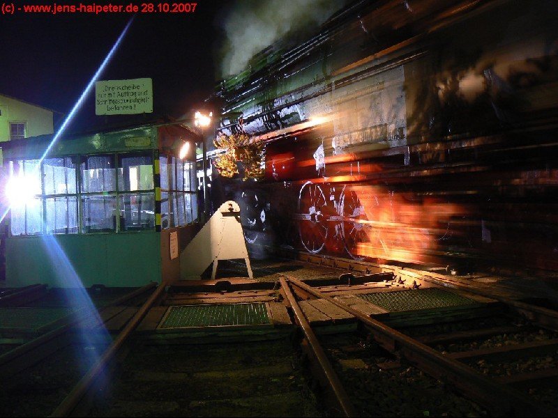 Am 28.10.2007 hatte unsere Vereinslok 52 8047-4 (IG Dampflok Nossen) um 24 Uhr (Kessel-) Fristablauf. Aus diesem Grunde war sie an dem Tag noch einmal unterwegs. Hier rollt sie gerade letztmalig aus eigener Kraft auf die Nossener Drehscheibe.
