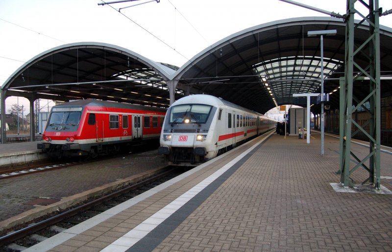 Am 28.12.08 steht IC 2034 nach Oldenburg im Halleschen Hbf zur Abfahrt bereit. Links steht noch der RE nach Eisenach.