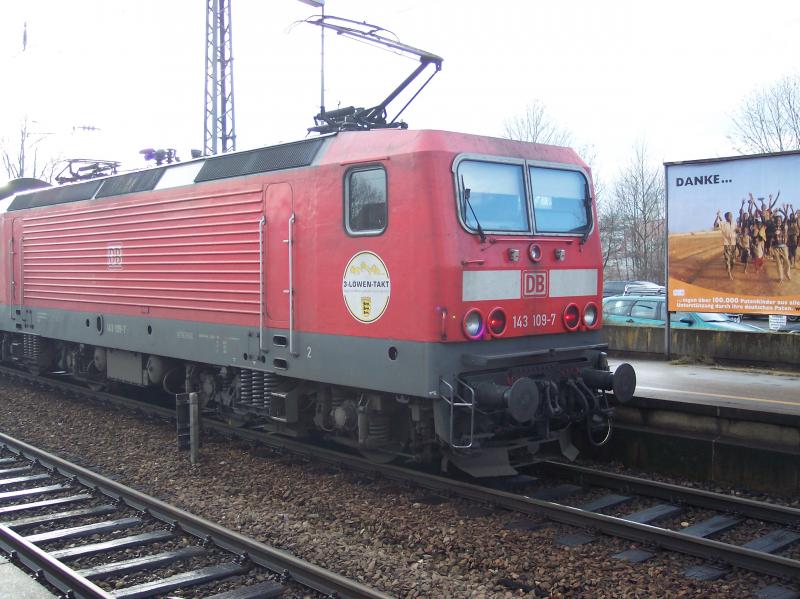 Am 28.12.2003 wartet 143 109 darauf ihren Regionalexpress aus dem Nrtinger Bahnhof zu schieben.