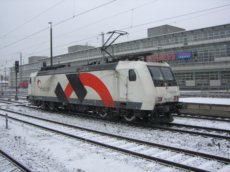 Am 28.12.2005 konnte ich 482 009 bei einem Schneesturm in Regensburg ablichten.