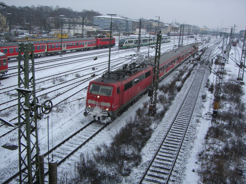Am 28.12.2005 konnte ich in Regensburg diesen Regionalexpress ablichten. Leider ist das Bild etwas schief geworden, da ich mich an dem Masten im Vordergrund orientiert hatte.