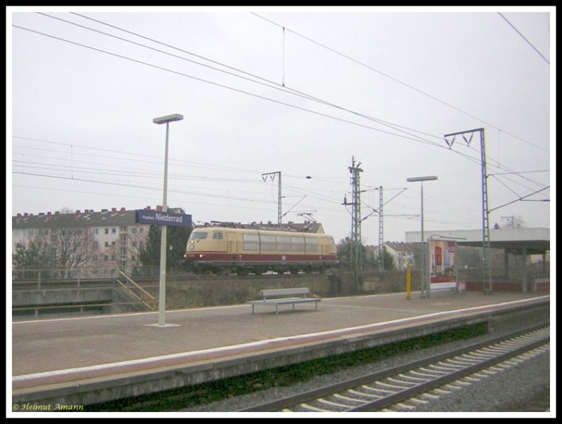 Am 28.12.2006 entdeckte ich unmittelbar nach der Ankunft am Bahnhof Frankfurt am Main-Niederrad das markante  Gesicht  einer 103 auf dem am Bahnhof vorbeifhrenden Bahndamm aus Richtung Frankfurt am Main - Sd kommend. Da war schnelles Handeln angesagt und keine Zeit mehr, um einen Fotostandort auszuwhlen. Nach der Aufnahme richtete ich das Augenmerk darauf, die Loknummer zu erkennen und registrierte, da es sich um 103 222 handelte.