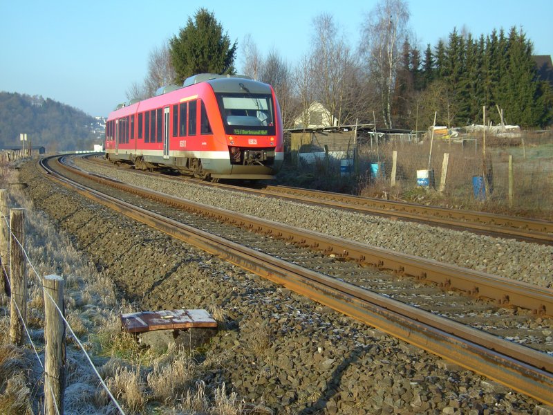 Am 28.12.2008 ist die RE 57 von Winterberg nach Dortmund Hbf. unterwegs. Hier kurz vor dem Bahnhof Arnsberg bei Uentrop.