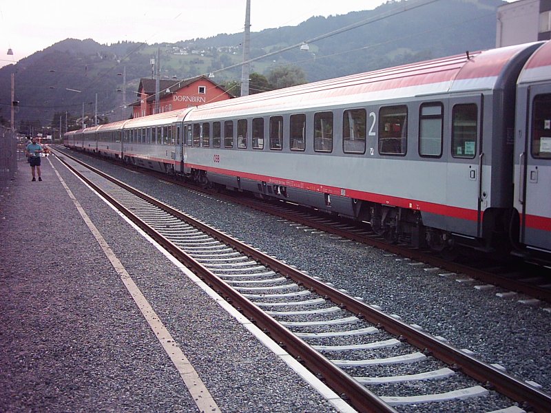 Am 2.8.2006 steht fr�h morgens ein �BB Eurocity von Bregenz nach Wien West in Dornbirn zur Abfahrt bereit. Hier zu sehen die hinteren Wagengruppen, ganz hinten ein Eurofima sogar im Altlack.