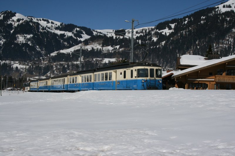 Am 28.2.2009 wurde dem Regionalzug 2222 mit ABDe 8/8 4004 zustzlich ein Panoramawagen angehngt. Das Bild zeigt den Zug zwischen Saanen und Gstaad. 