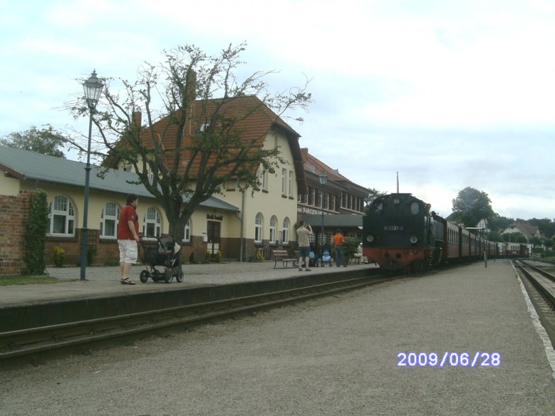 Am 28.Juni 2009 fhrt 99 2321 in den Bf Khlungsborn-West ein.