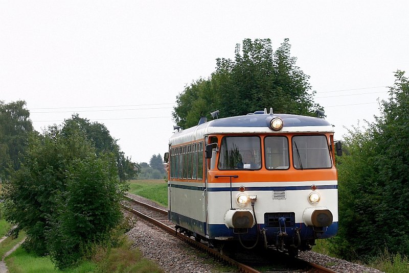 Am 29. August 2008 ist der MAN VT 9 der SWEG Waibstadt unterwegs als SWE 70776 (Hffenhardt - Neckarbischofsheim Nord). Die Aufnahme entstand zwischen Siegelsbach und Obergimpern, unweit des ehemaligen Haltepunktes Siegelsbach Wald.