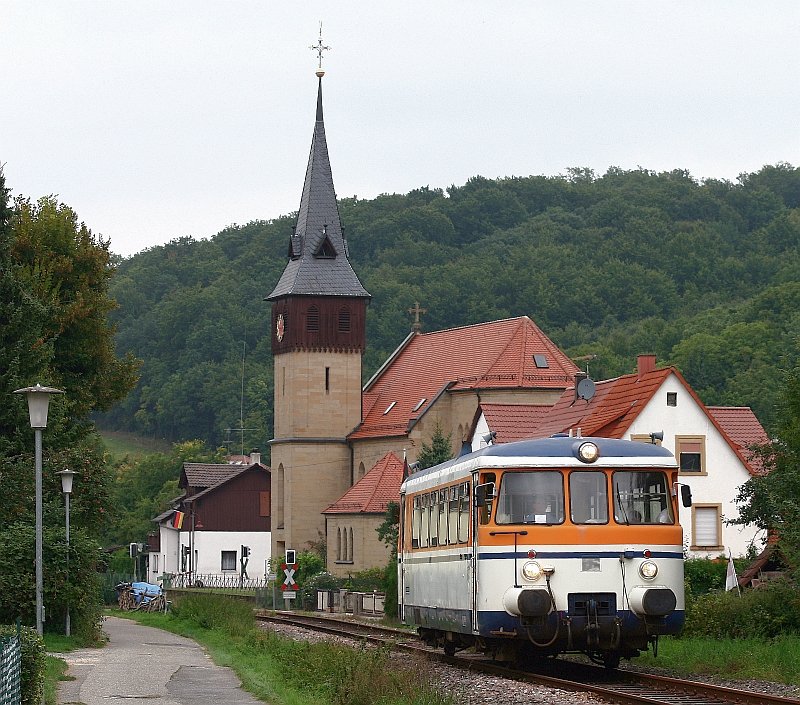 Am 29. August 2008 verlsst der MAN VT 9 als SWE 70775 (Neckarbischofsheim Nord - Hffenhardt) die Ortschaft Untergimpern.