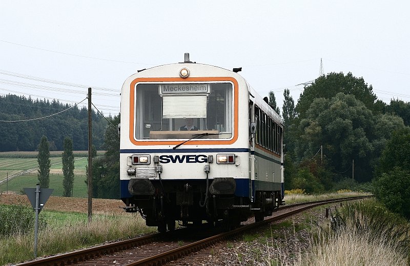 Am 29. August 2008 ist der VT 120 der SWEG Waibstadt als SWE 70734 (Aglasterhausen - Meckesheim) zwischen Neckarbischofsheim Nord und Waibstadt unterwegs.