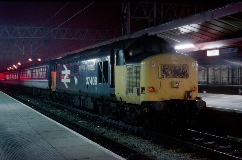 Am 29. Januar 1997 hat 37408 soeben Crewe erriecht mit einer Reiognalzug aus Bangor.