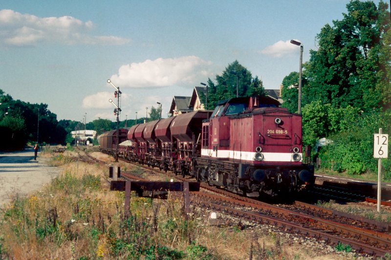 Am 29. Juli 1999 faehrt 204 698-5 mit dem CB66187 durch Pulsnitz. Zu der Zeit werden noch vier Bahnhoefe (Grossroehrsdorf, Kamenz, Strassgraebchen-Bernsdorf und Schwepnitz) auf der KBS227 im Einzelwagenverkehr bedient.