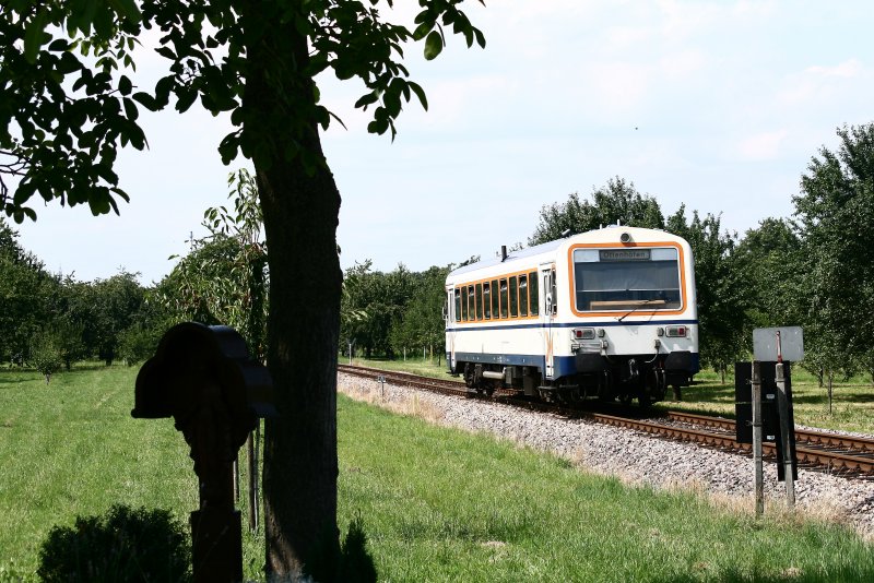 Am 29. Juli 2008 bummelt VT 125 gerade zwischen Oberachern und Achern Stadt Richtung Achern DB Bahnhof.