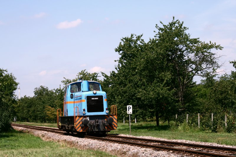 Am 29. Juli 2008 hatte die SWEG Lok V70 die Aufgabe zweimal je acht Schotterwagen aus Achern zu holen, in Ottenhfen West beladen zu lassen und mit ihrer Fracht wieder zurck nach Achern zu fahren. Nach den absolvierten Fahrten kehrt die Lok zur Mittagszeit wieder als Leerfahrt in das BW Ottenhfen zurck. Die Aufnahme entstand bei Oberachern Bahnhof.