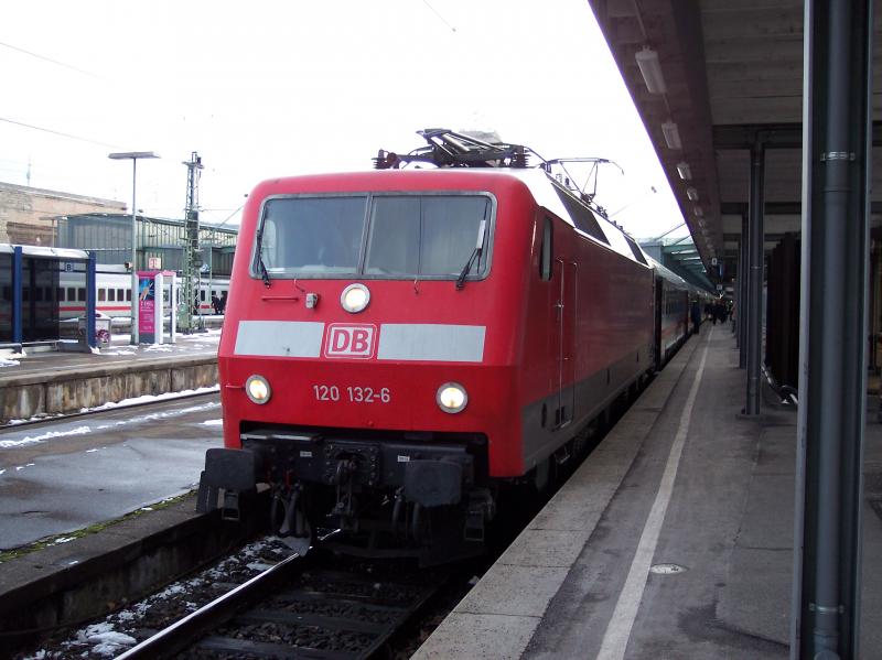 Am 29.01.2004 bernimmt 120 132 den IC, den 120 130 gerade von Nrnberg nach Stuttgart Hbf gebracht hat.