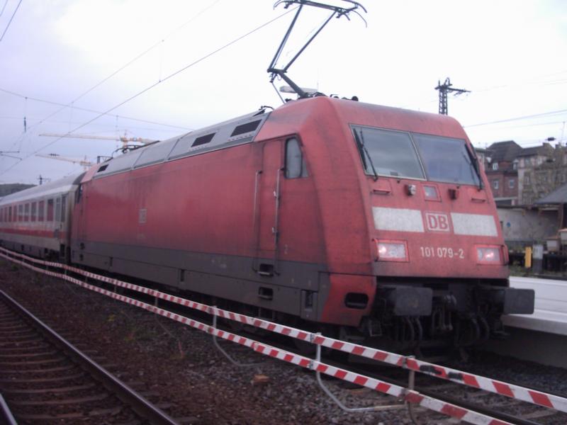 Am 29.04.2005 war Baureihe 101 079-2 am IC 2027 nach Passau in Aschaffenburg Hbf.