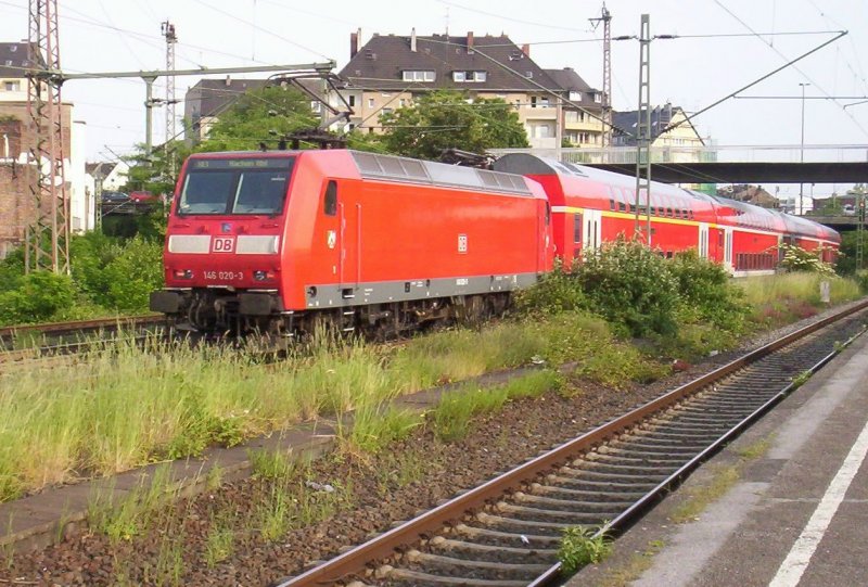Am 29.05.2005 schob 146 020-3 der RE 1 RIchtung Aachen durch Dsseldorf-Wehrhan.