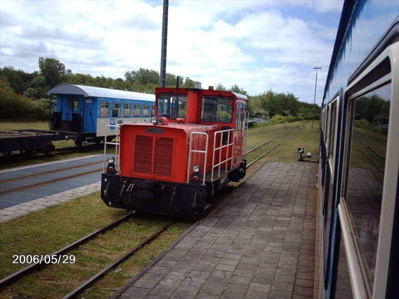 Am 29.05.2006 macht sich die Lok der wangerooger Inselbahn zur Abfahrt an den Anlegesteg bereit.
