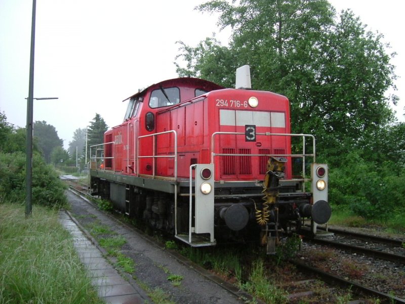 Am 29.05.2007 muss 294 716 im bahnhof Hirschau beim rangieren vor dem Bahnbergang anhalten. 8Strecke Amberg-Schnaittenbach)