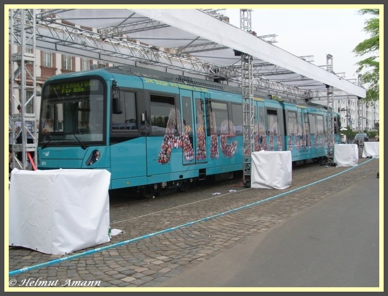 Am 29.05.2008 pr�sentierte die Verkehrsgesellschaft Frankfurt am Main (VGF) auf dem nordmainisch gelegenen Gleis der Frankfurter Hafenbahn am Eisernen Steg der Bev�lkerung den ersten von 146 bestellten Stadtbahntriebwagen, der als Wagentyp U5 eingef�hrt wird. Hersteller der Fahrzeuge ist Bombardier Transportation, bei der dieser Fahrzeugtyp die Bezeichnung FLEXITY Swift tr�gt. Ab  Sommer 2008 werden die Fahrzeuge sukzessive die teilweise 40 Jahre alten Stadtbahntriebwagen vom Typ U2 und die f�r den Tunnelbetrieb umgebauten Stra�enbahntriebwagen vom Typ Ptb abl�sen.

 