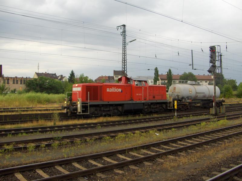 Am 29.06.2005 rangierte 294 143-3 in Aschaffenburg Hbf.