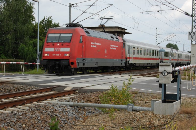Am 29.06.2007 durchfhrt der EC 175 den Bahnhof Rckersdorf Richtung Dresden