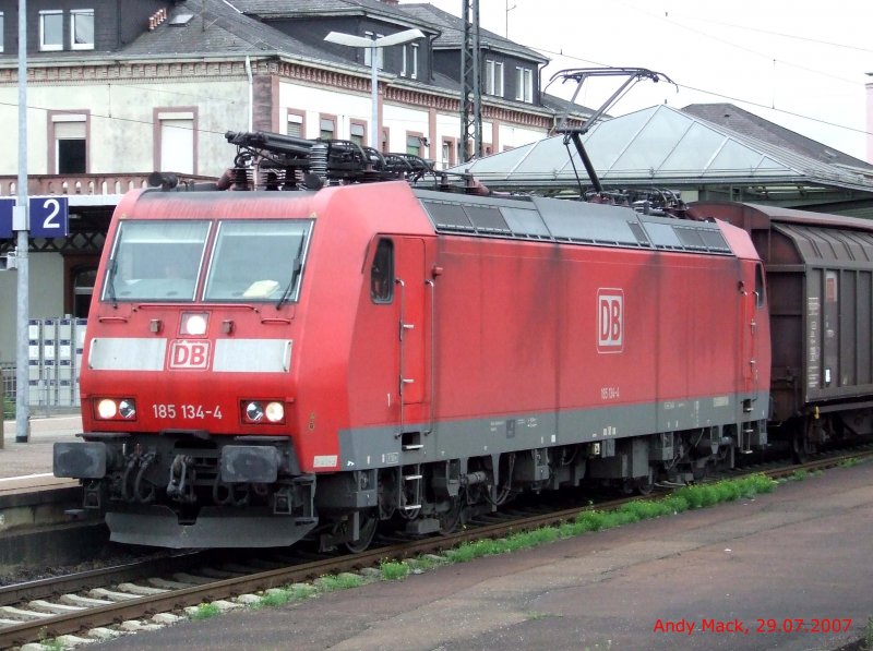 Am 29.07.2007 durchfhrt 185 134 mit einem Gterzug den Bahnhof Offenburg Richtung Basel.