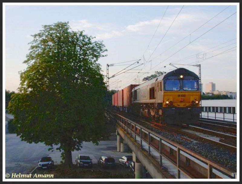 Am 29.07.2008 kam DE 6303 der Dillen & LeJeune Cargo mit einem Containerzug aus Richtung des DB Umschlagbahnhofes Frankfurt am Main Ost, aufgenommen bei Auffahrt auf die Deutschherrnbrücke. 
