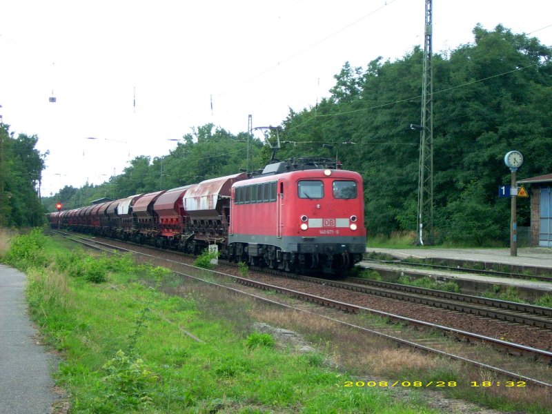 Am 29.08.08 zieht 140 671 einen langen Gterzug aus Schwenkdachwagen durch Raguhn in Richtung Bitterfeld. Gru an den Tfzf!