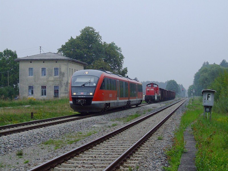 Am 29.08.2008 kam es in Ungerhausen zu dieser seltenen Betriebssituation. Als erstes fuhr der 642 aus Mindelheim in den Bf ein, dann kam die 294 aus Buchloe in das andere Gleis. Danach wurde der 642 umgesetzt und dann konnte die Regionalbahn in der Gegenrichtung durchfahren....
