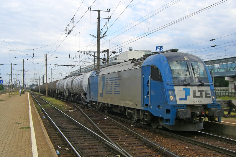 Am 2.9.09 bespannte die 1216 910 der LTE den SGAG 47982 von Gro Schwechat kommend nach Hamburg. Hier bei der Ausfahrt aus Wien Htteldorf.