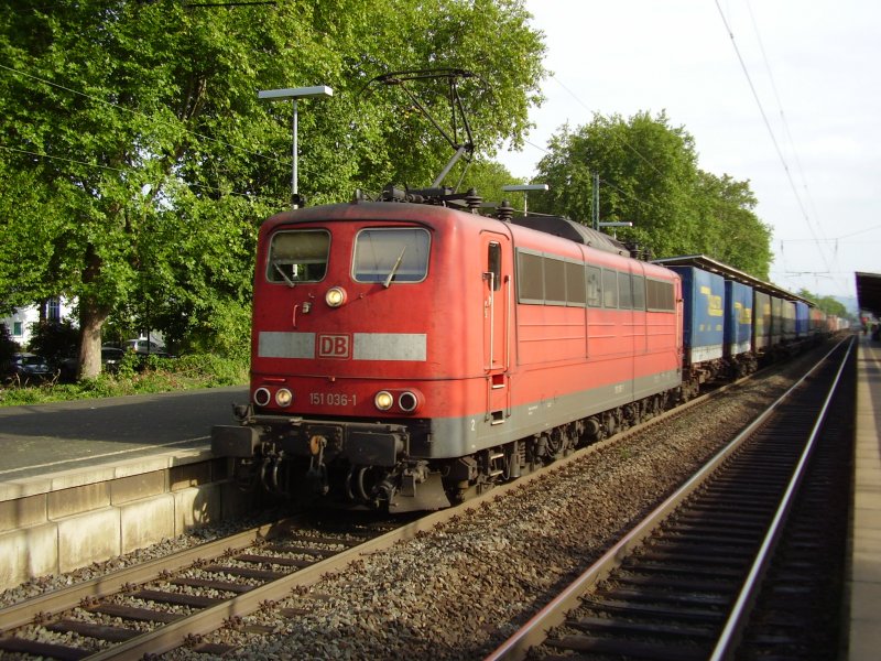 Am 29.09.06 fhrt 151 036 mit einen Containerzug richtung Norden. Aufnahme in Bonn-Mehlem.
