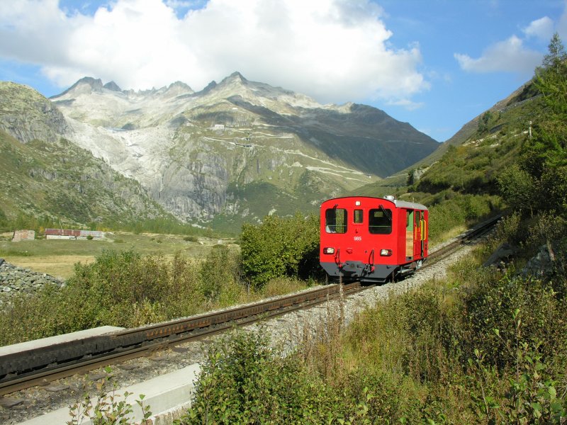 Am 29.09.06 fuhr der Tmh 985 zum ersten Mal in Gletsch ein. Im Hintergrund der Talboden Gletsch mit dem Rhonegletscher.