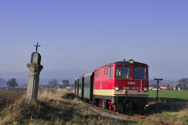Am 29.11.2008 brachte die 2095 007 den Advent-Sonderzug (mit der 399.01 an der anderen Zugspitze) von Weitra zurck nach Gmnd.