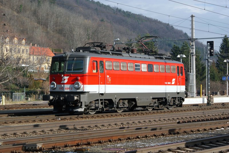 Am 29.11.2008 wartet 1142 696 in Gloggnitz auf ihrern nchsten Einsatz um Gterzge als Vorspannlok ber den Semmering zu untersttzen.