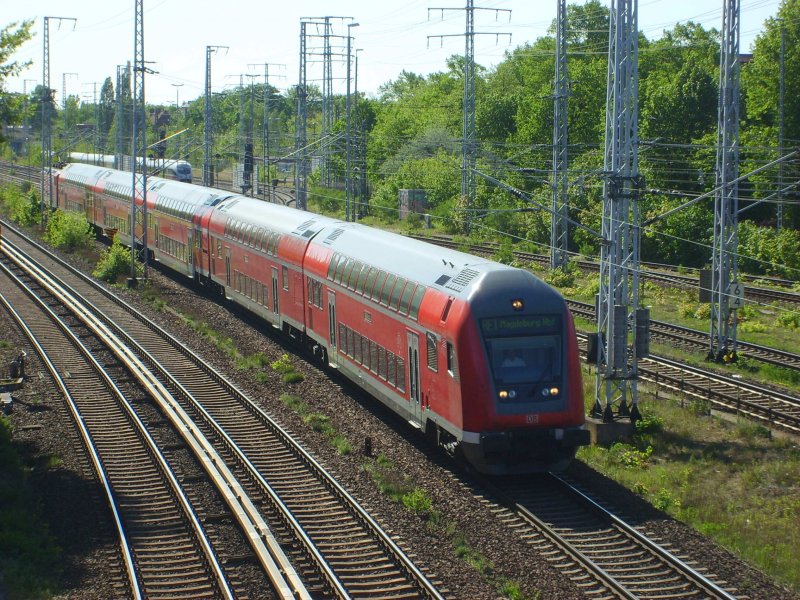 Am 29.4.2007 fuhren einige Zge des RE 1 auf dem Streckenabschnitt Frankfurt-Brandenburg verstrkt, auf Grund des Baumbltenfestes in Werder (Havel). Dieser Zug wird in 6 Minuten Berlin Ostbahnhof erreichen.