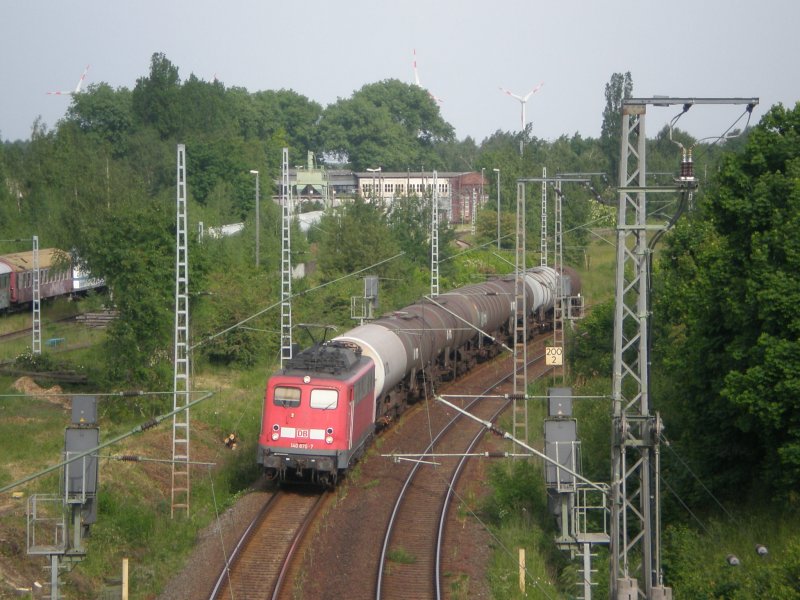 Am 29.5.08 bekam die 140 870-7 nochmal einen Halt vorm Einfahrsignal von Wittenberg,bevor es zum Zielbahnhof Wittenberg-
Piesteritz weitergehen konnte.Im Hintergrund lassen sich die Anlagen des Bw-Lutherstadt Wittenberg erahnen.