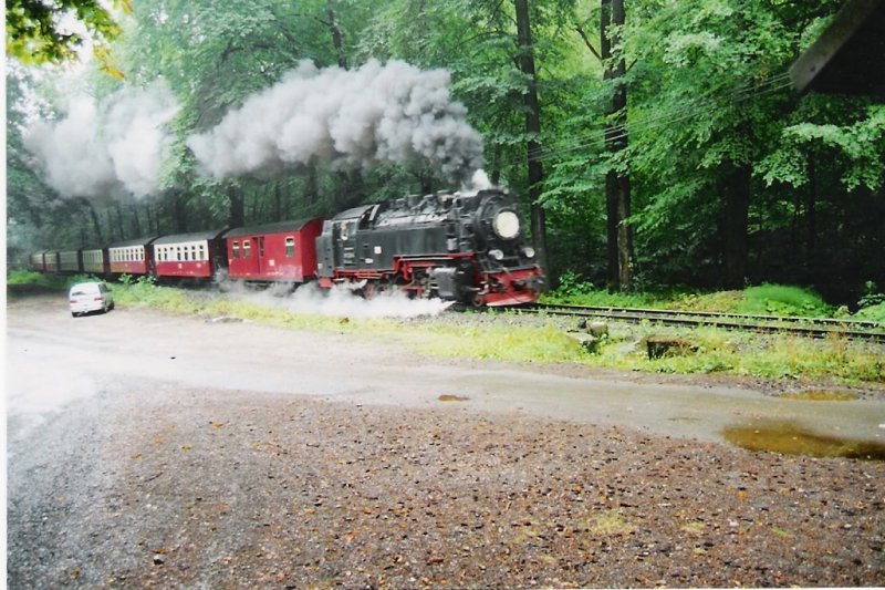 Am 29.Juli 2006 zeiht die 99 7232 den letzten Zug des Tages den Brocken entgegen. zu sehen ist sie hier um 16:30 kurz vor der 60 Kruve des Bahnhofs Steinerne Renne.
