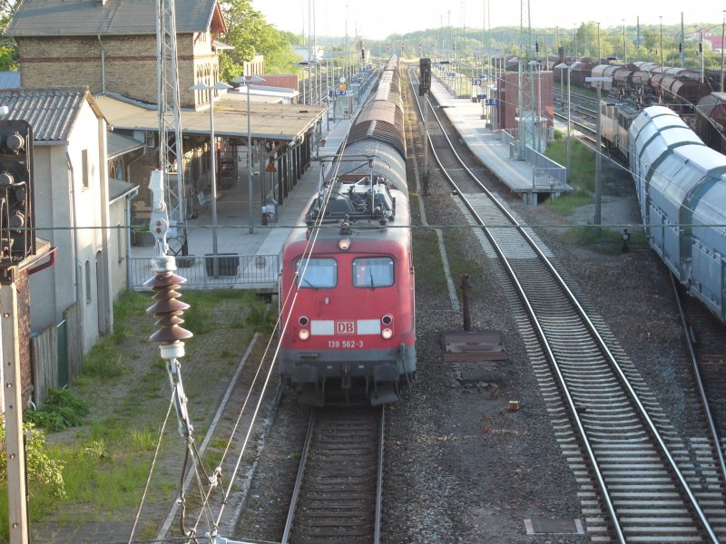 Am 29.Mai 2009 Abends von der Fussgngerbrcke in Bergen/Rgen aufgenommen:139 562 bei der Durchfahrt nach Mukran.Rechts rangierte die WAB.  
