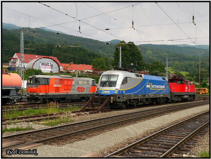 Am 2.August 08 stehen 1116 912 (Mittelweserbahn) und 2143 032 (RTS) zum ersten mal im Bahnhof Leoben nebeneinander, einige Meter neben ihnen steht auch die 1116 075  Schweiz  abgestllt.