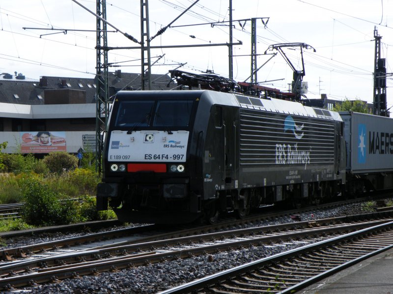 Am 2.September 09 durchfuhr die ES 64 F4-997 von ERS Railways mit einem langen Containerzug den Bahnhof Lehrte Richtung Hannover.