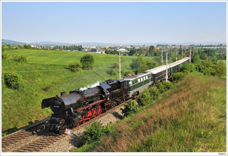 Am 3. Mai 2009 veranstaltete die BB-Erlebnisbahn wieder die Fahrt  Auf das Dach von Niedersterreich . Zum Einsatz kam die 52.7612 (B&B) mit der  Angstlok  2050.02. Auf den Berg ging's dann weiter mit der 999.05. R16205 hier bei Mdling.