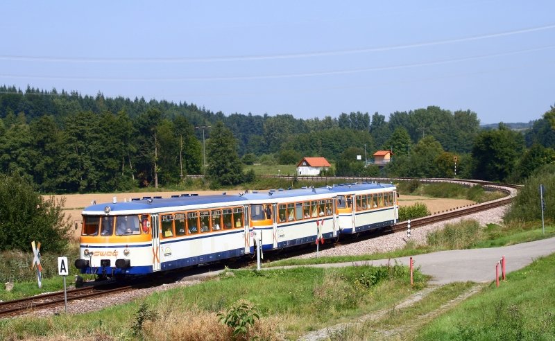 Am 30. August 2008 fhrt eine dreiteilige MAN-Schienenbusgarnitur, gebildet aus dem VS 142, dem VT 27 sowie dem VT 9 als Sonderzug (Meckesheim-Hffenhardt) bei Neckarbischofsheim Nord in Richtung Neckarbischofsheim Stadt. Die Zge verkehren von Mo-Fr auch noch im planmigen Personenverkehr.