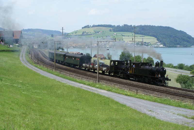Am 30. Juni 2007 verkehrte ein Dampfzug, bestehend aus der SMB Ed 3/4 2 und der E 3/3 2 von Olten nach Erstfeld und tags darauf nach Gschenen, wo der Zug im Rahmen der Freilichtauffhrung  D' Gotthardbahn  zum Einsatz kommen wird. Auf dem Bild sieht man den Zug unterwegs am Zugersee nahe Immensee.